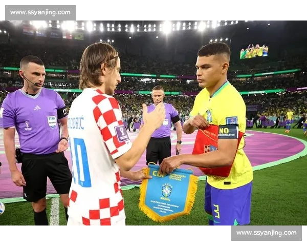 半场战报：克雷莫内塞 0-0 亚特兰大 德容恩远射造险