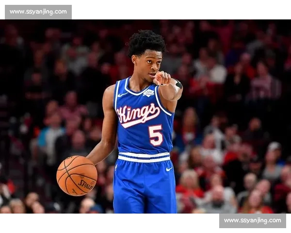 福克斯轻松写意空接暴扣，与球迷互动点燃现场激情